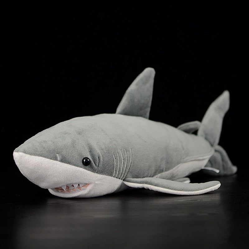 צעצוע קטיפה ממולא גדול של כריש לבן
