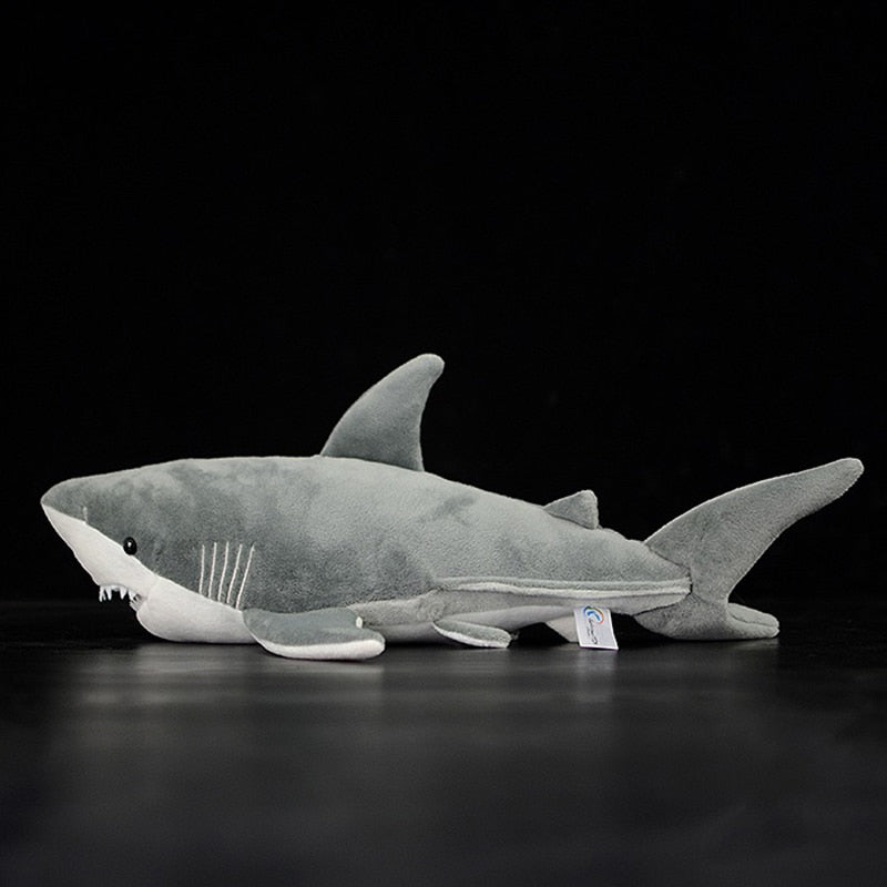 צעצוע קטיפה ממולא גדול של כריש לבן