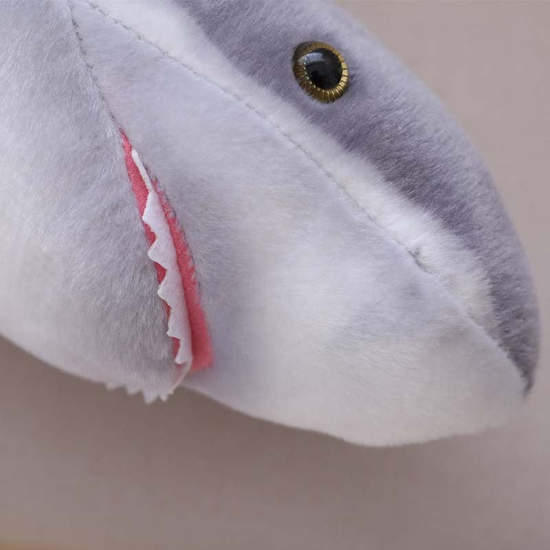 צעצוע קטיפה ממולא כריש אפור גדול במיוחד