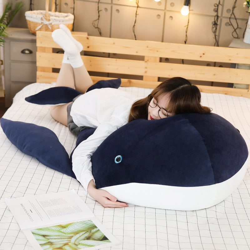 Grande travesseiro de pelúcia de pelúcia com baleia abraçando