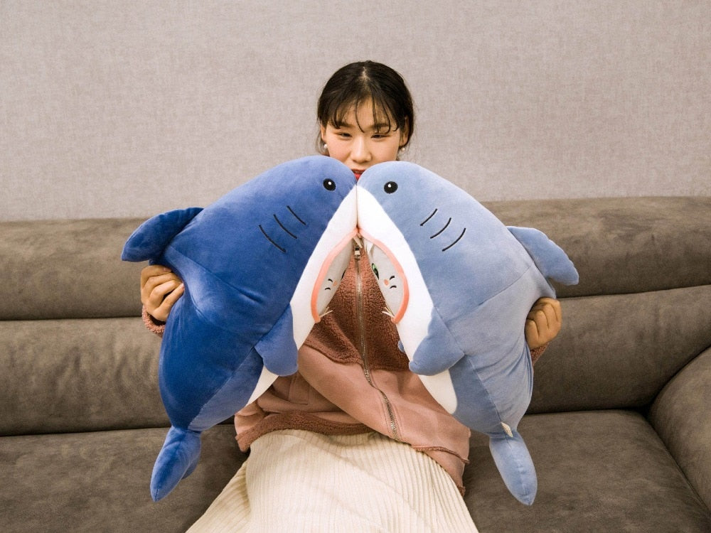 Gato em traje de tubarão brinquedo de pelúcia macio